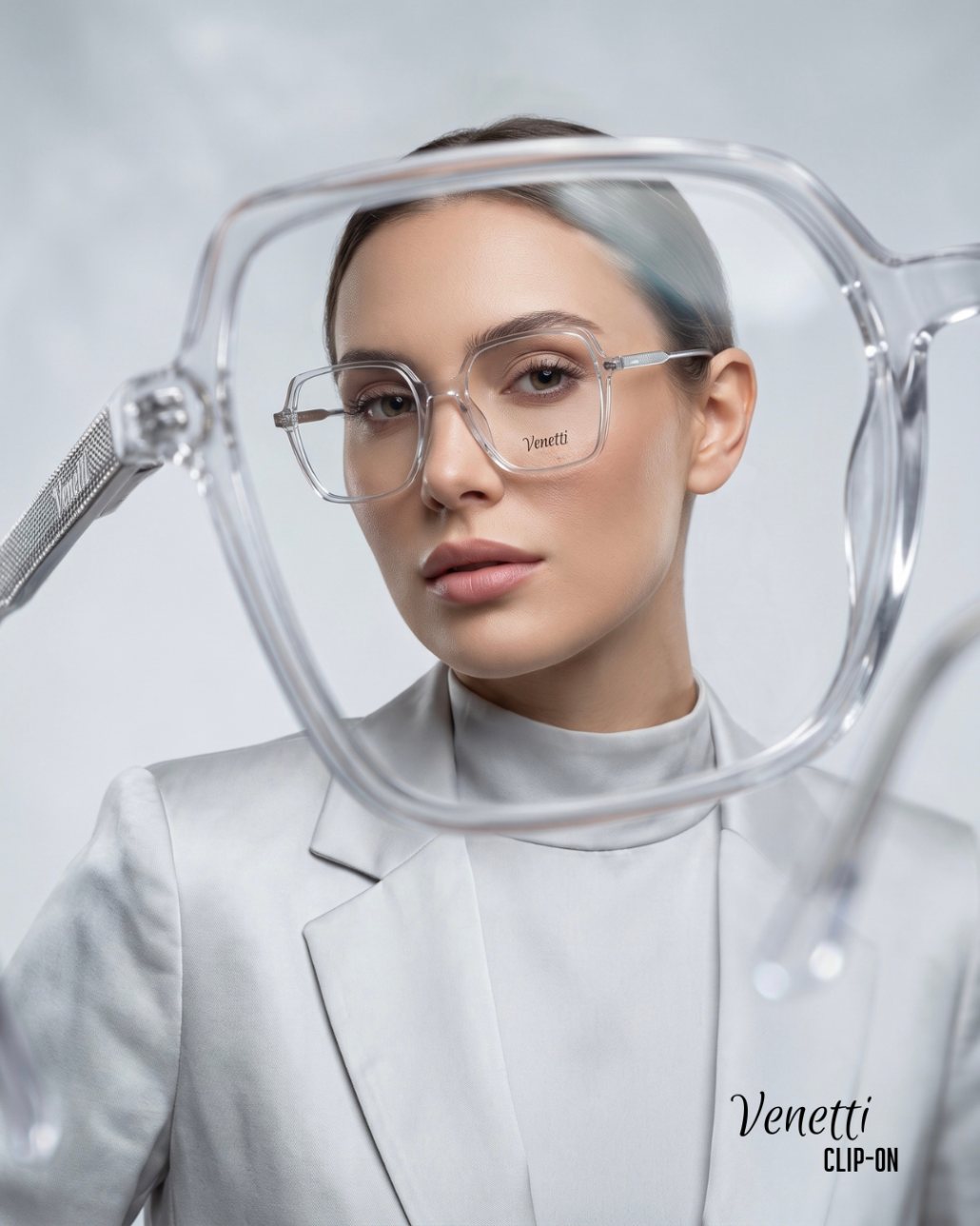 31 Mujer usando un aro Venetti clip-on transparente, coleccion de mujer
